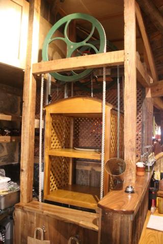 Dumb waiter/waitress